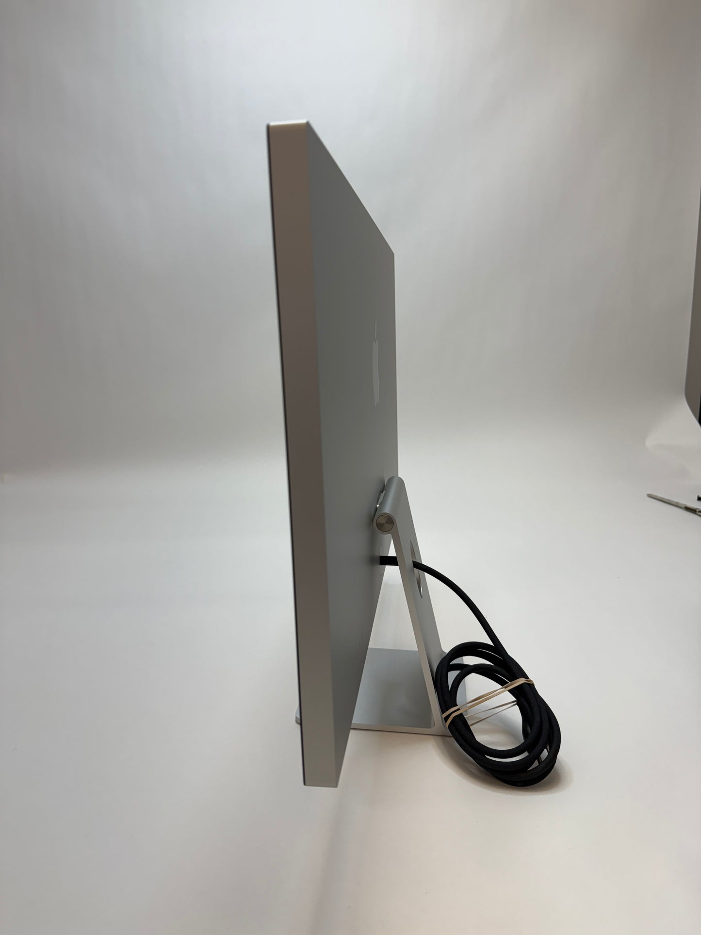 Apple Studio Display Standard Glass 27 inch 5K UHD 16:9 A2525 MKOU3LL/A With Box