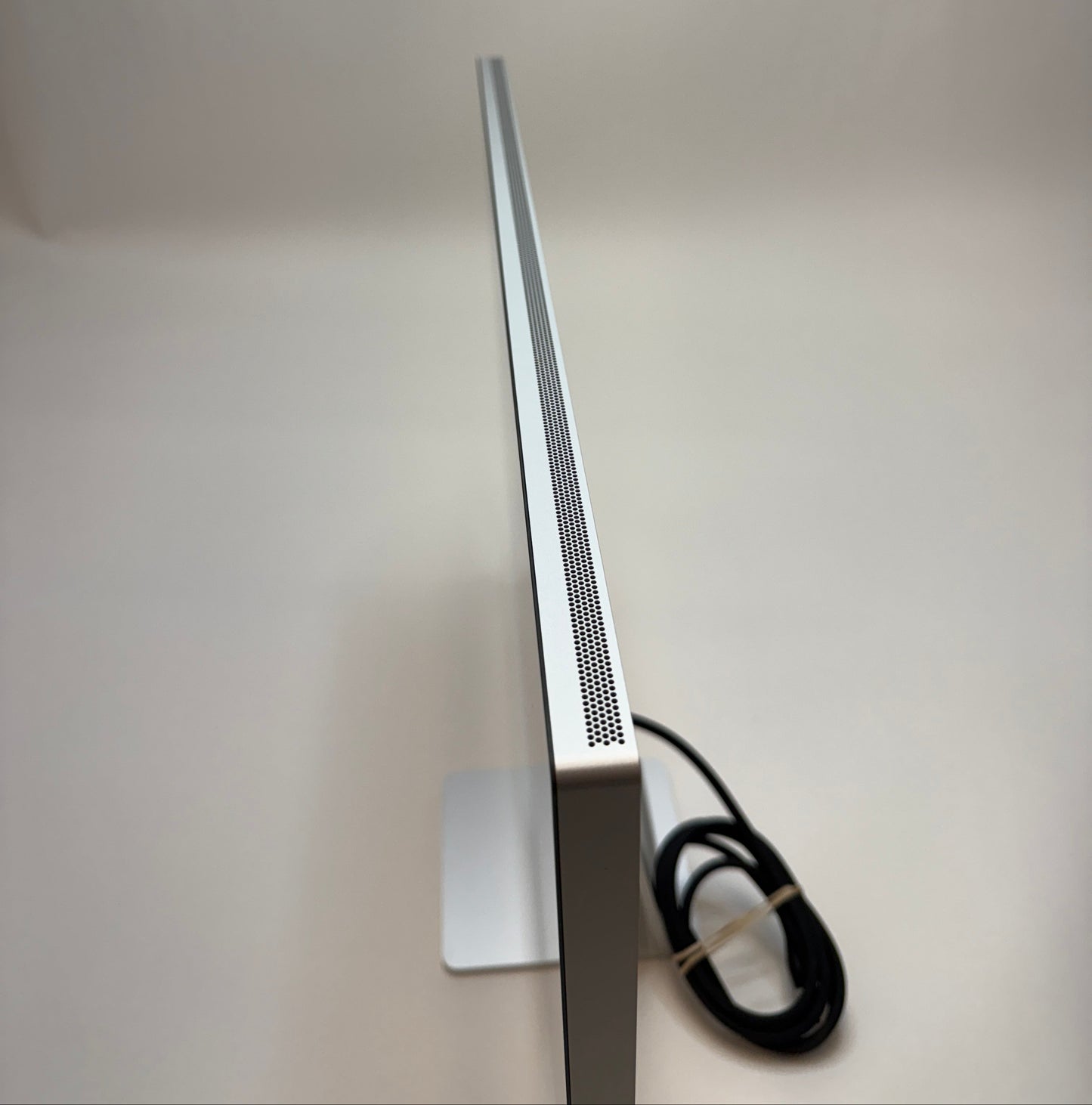 Apple Studio Display Standard Glass 27 inch 5K UHD 16:9 A2525 MKOU3LL/A With Box