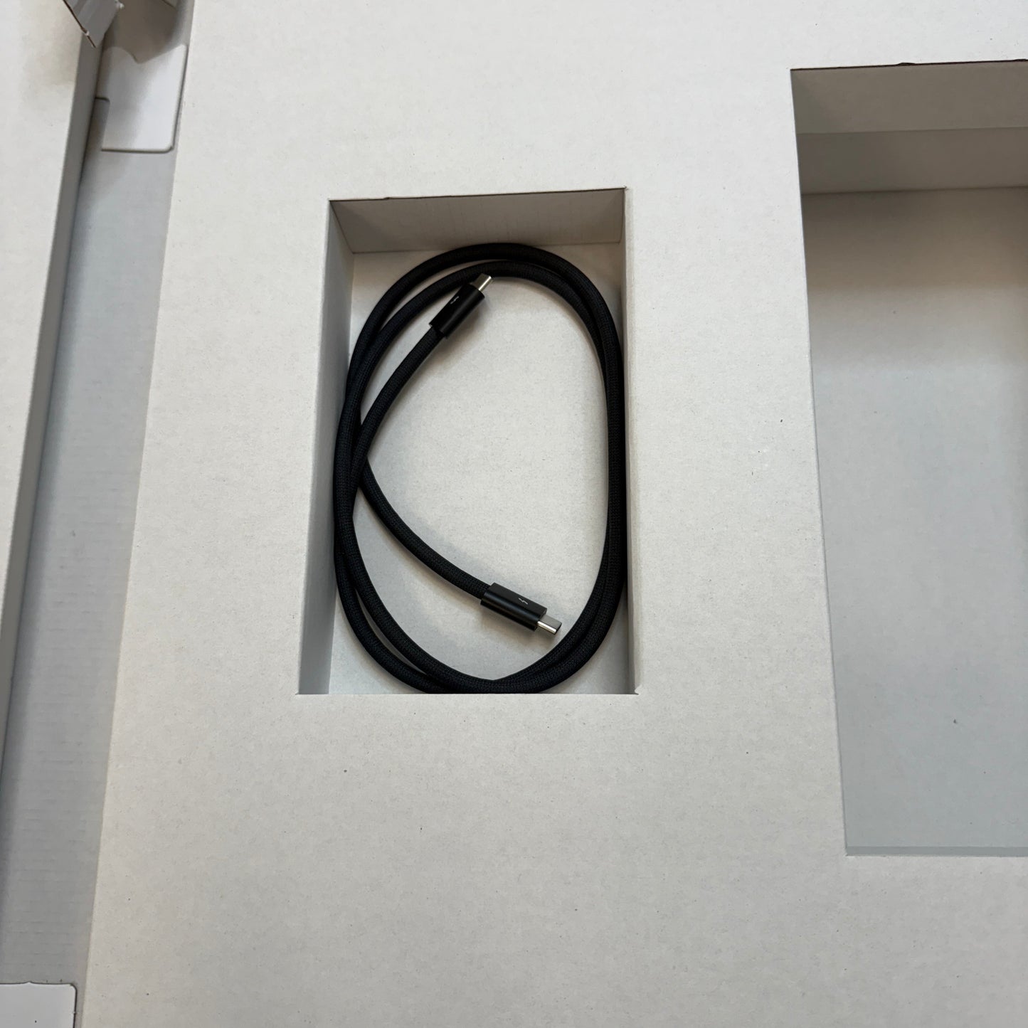 Apple Studio Display Standard Glass 27 inch 5K UHD 16:9 A2525 MKOU3LL/A With Box