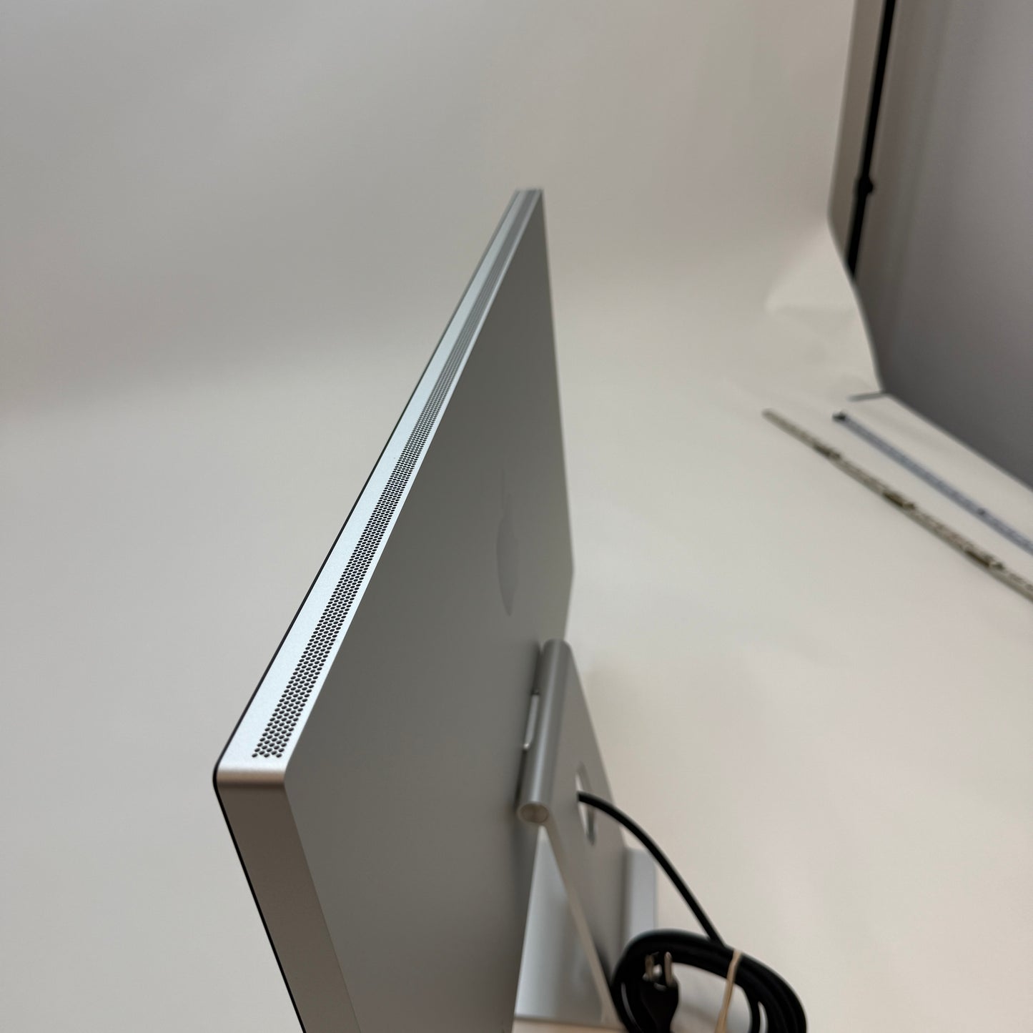 Apple Studio Display Standard Glass 27 inch 5K UHD 16:9 A2525 MKOU3LL/A