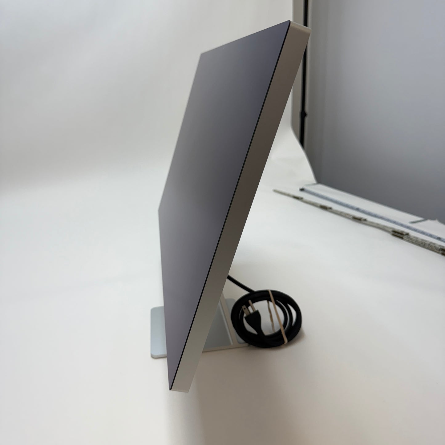 Apple Studio Display Standard Glass 27 inch 5K UHD 16:9 A2525 MKOU3LL/A