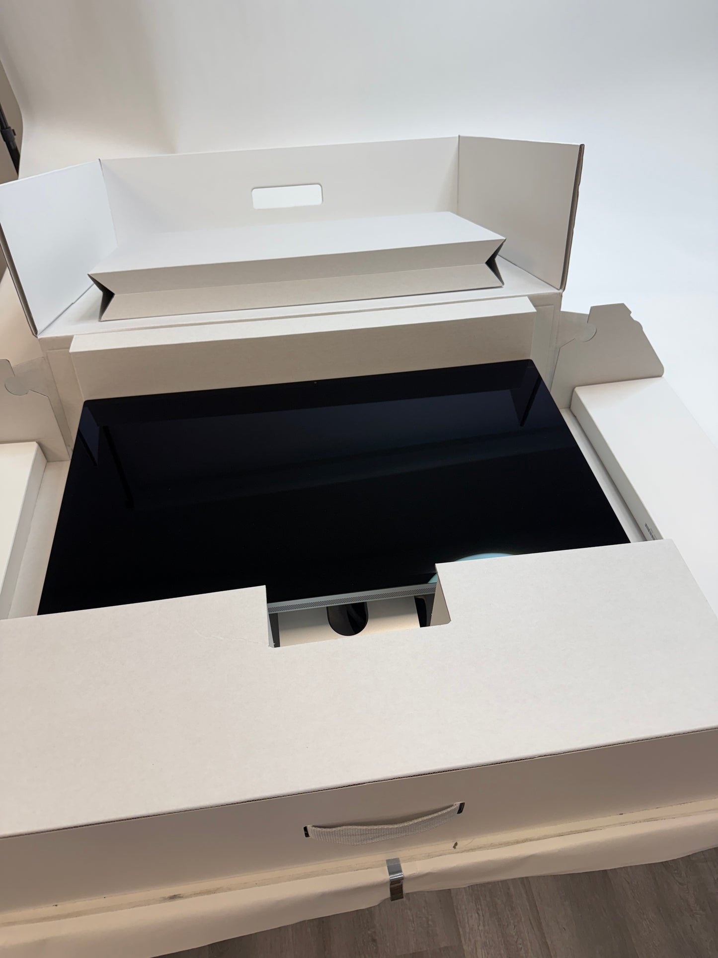 Apple Studio Display Standard Glass 27 inch 5K UHD 16:9 A2525 MKOU3LL/A
