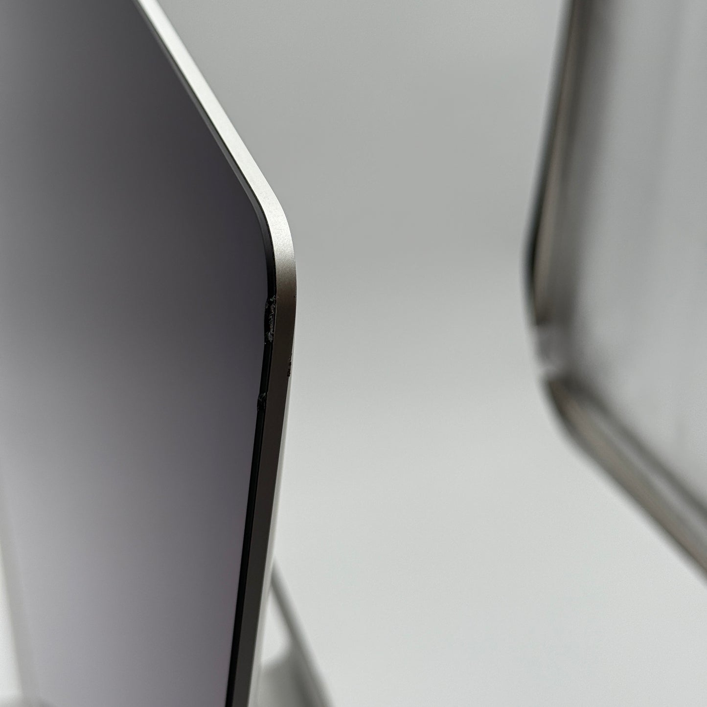 Apple iMac 27-Inch 5k Retina 2019 - 2TB SSD, Core i5, Wireless Keyboard/Mouse Chipped Screen