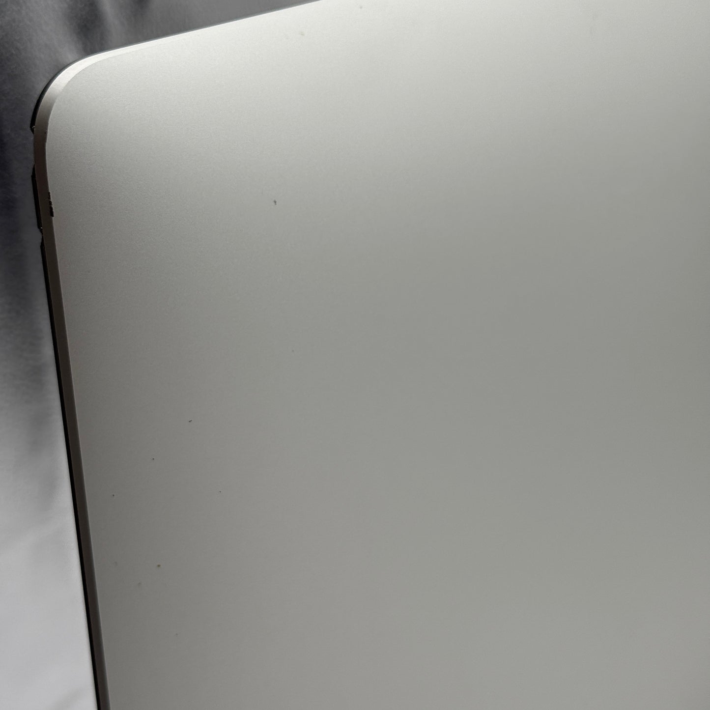 Apple iMac 27-Inch 5k Retina 2019 - 2TB SSD, Core i5, Wireless Keyboard/Mouse Chipped Screen