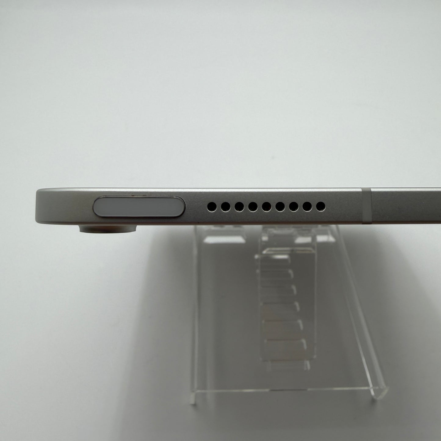 Apple iPad A16 128GB Silver Cellular Unlocked MD7F4LL/A