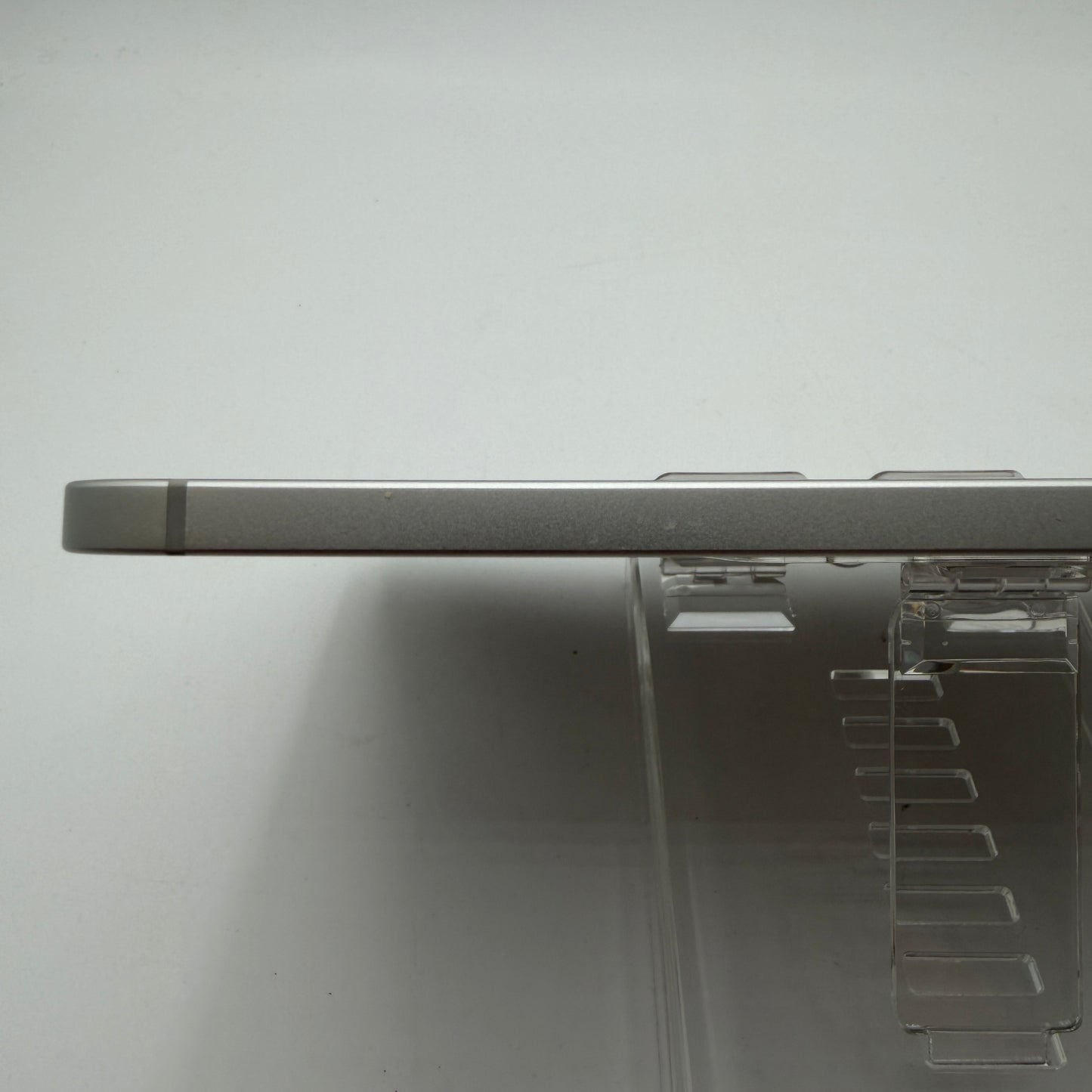 Apple iPad A16 128GB Silver Cellular Unlocked MD7F4LL/A