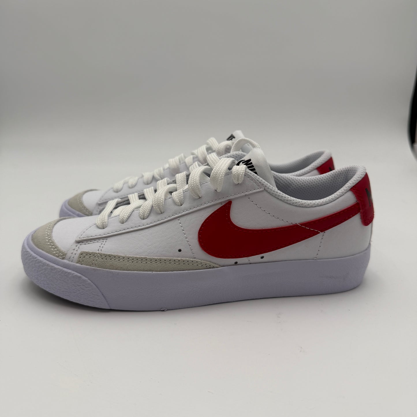 NWOB Nike Grade School Blazer Low '77 White Black Gym Red GS SIZE 4 DA4074-126