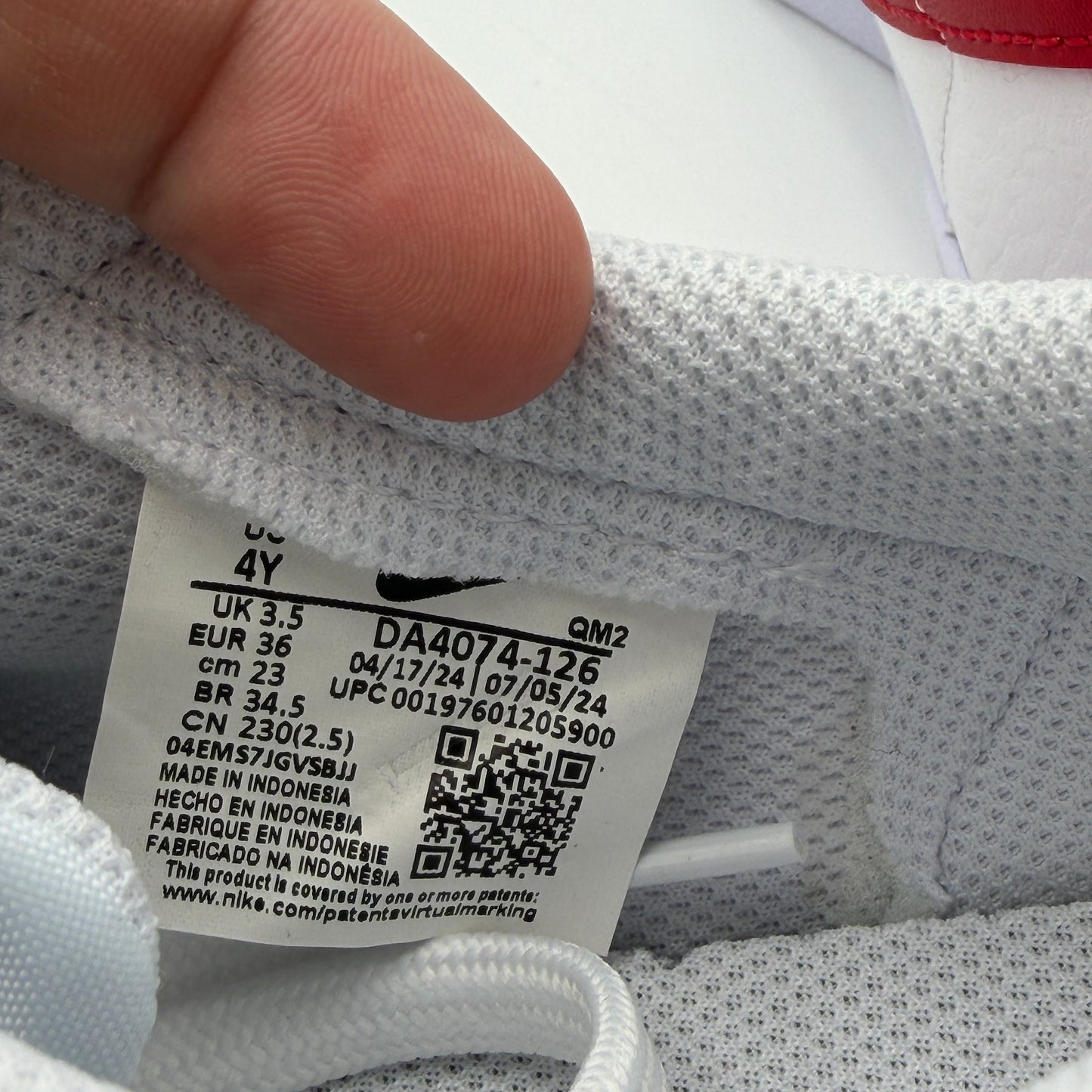 NWOB Nike Grade School Blazer Low '77 White Black Gym Red GS SIZE 4 DA4074-126