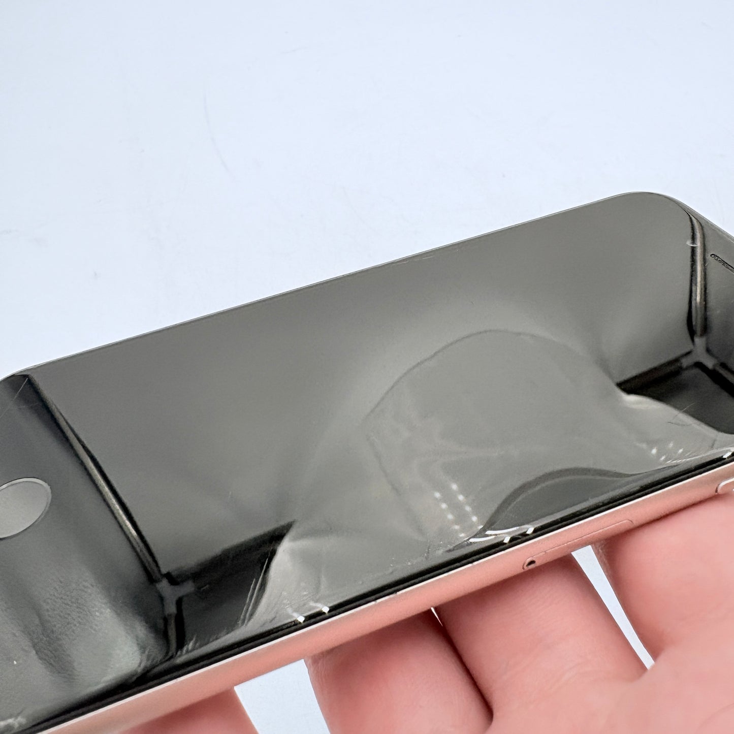 Unlocked Apple iPhone SE 64GB READ