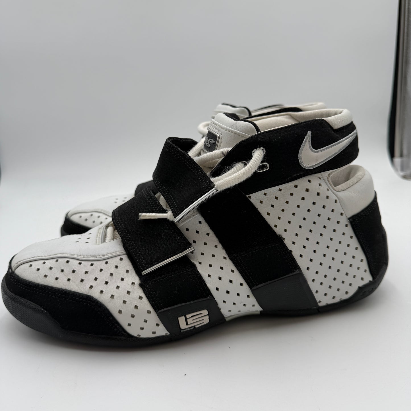 Nike Zoom Lebron 20-5-5 White/Black 12.5 Athletic Shoes 311145-111 Used