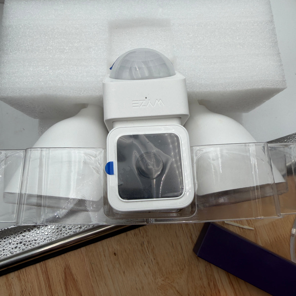 Wyze Cam Motion Activated Floodlight Security Camera - WHITE