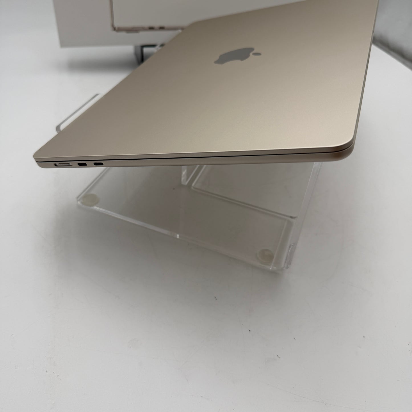 Apple MacBook Air 15-inch A3241 2024 M4 16GB 256GB Laptop Starlight