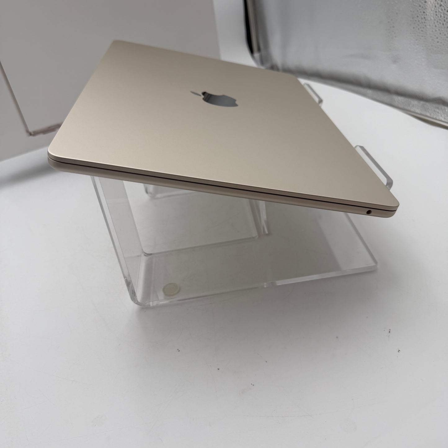 Apple MacBook Air 15-inch A3241 2024 M4 16GB 256GB Laptop Starlight
