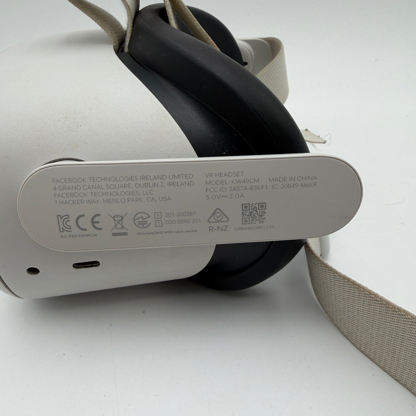 Oculus Quest 2 128GB Video Game System White Used