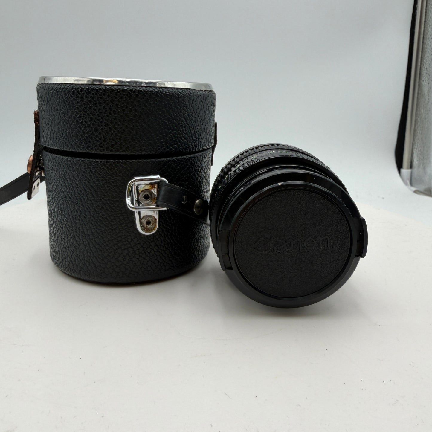 Vivitar 28mm 1:2 Auto Wide Angle Camera Lens Black w/ Caps Case UNTESTED