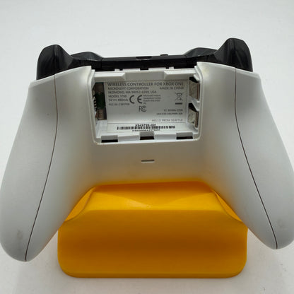 Microsoft Xbox One Wireless Controller Model 1708 White Used
