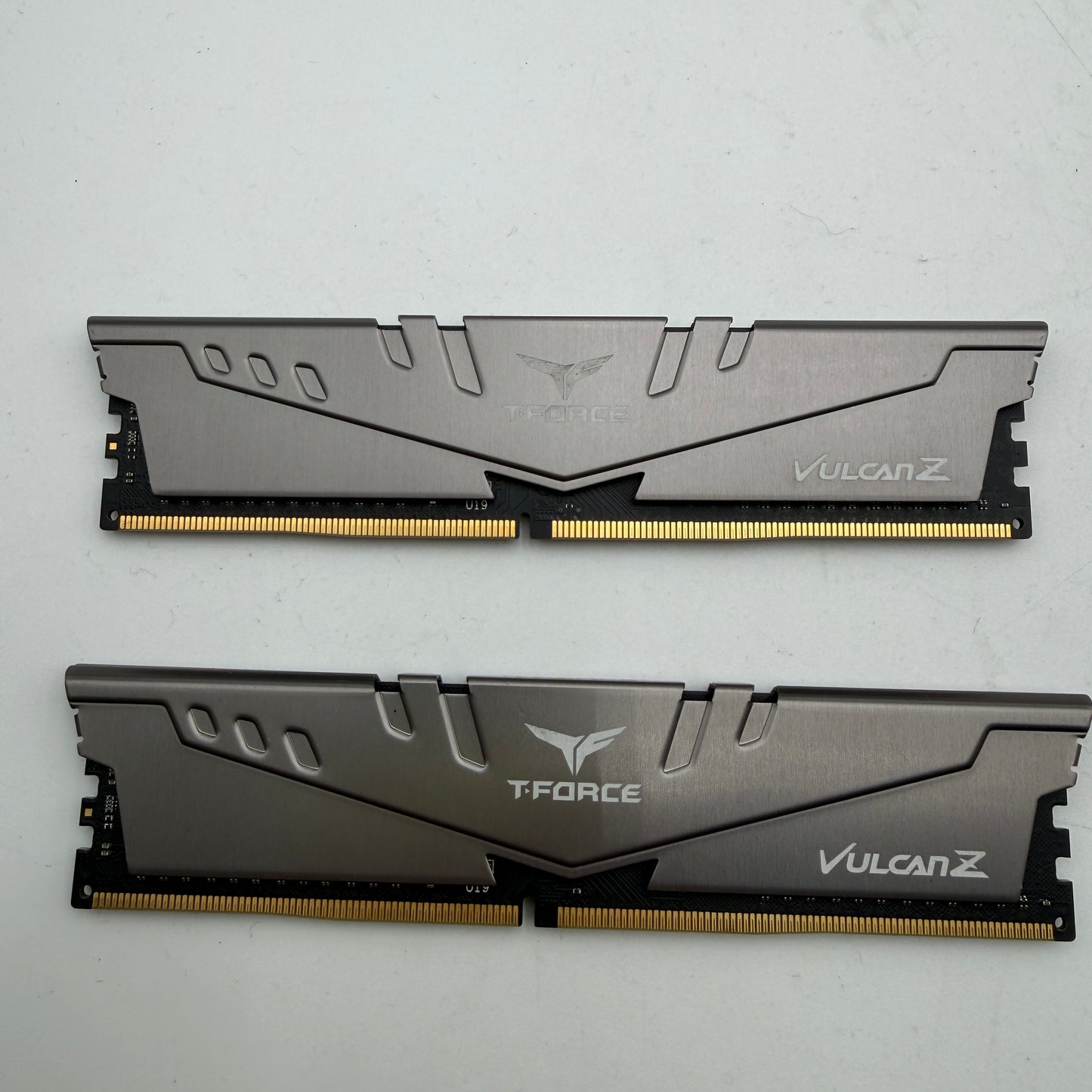 TeamGroup T-Force Vulcan Z DDR4 3000 16GB (2x8GB) DIMM XMP Memory Kit Gray