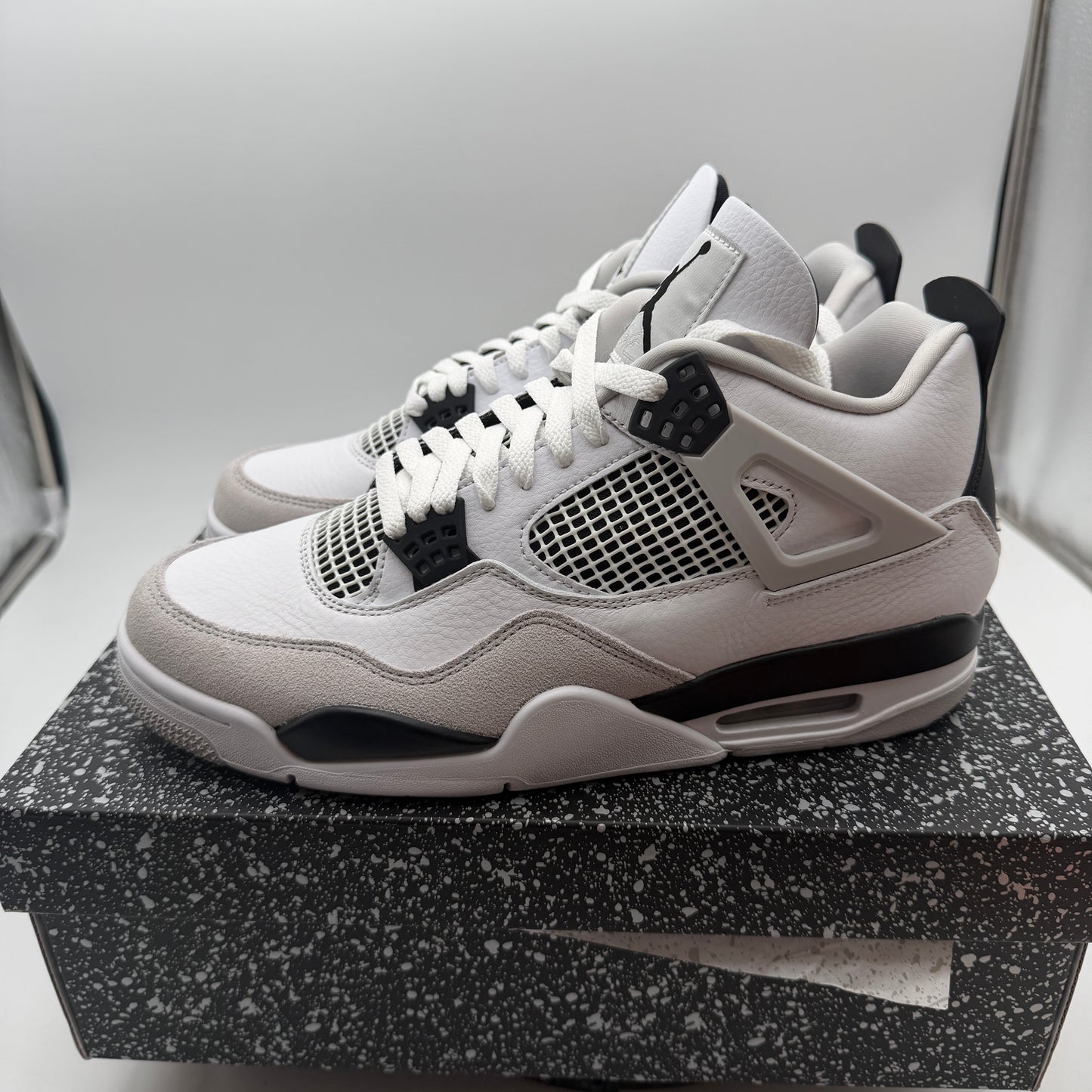 New In Box Jordan Air Jordan 4 Retro White/Black Neutral Grey DH6927-111 10.5