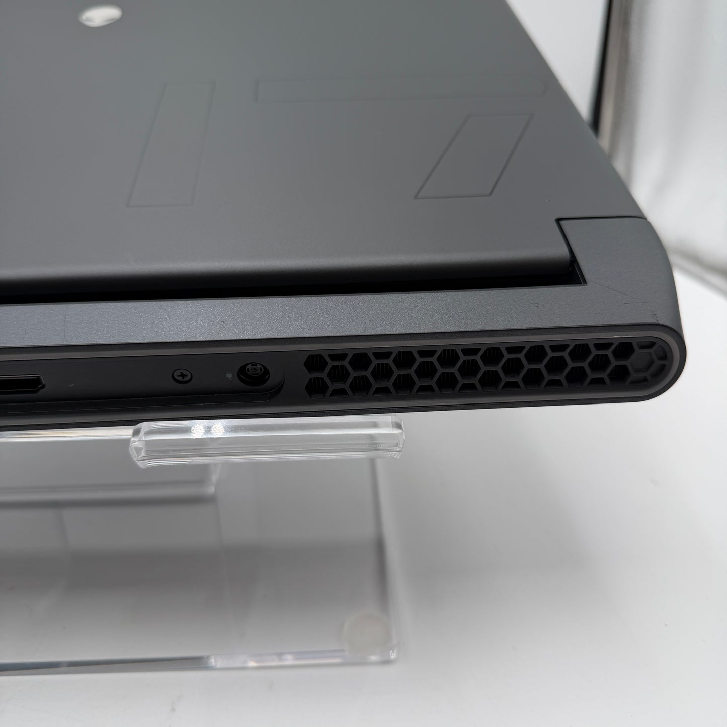 Alienware M17 R5 Gaming Laptop - 17-inch, AMD Ryzen 9, 32GB RAM, 2TB, RX 6850M XT READ