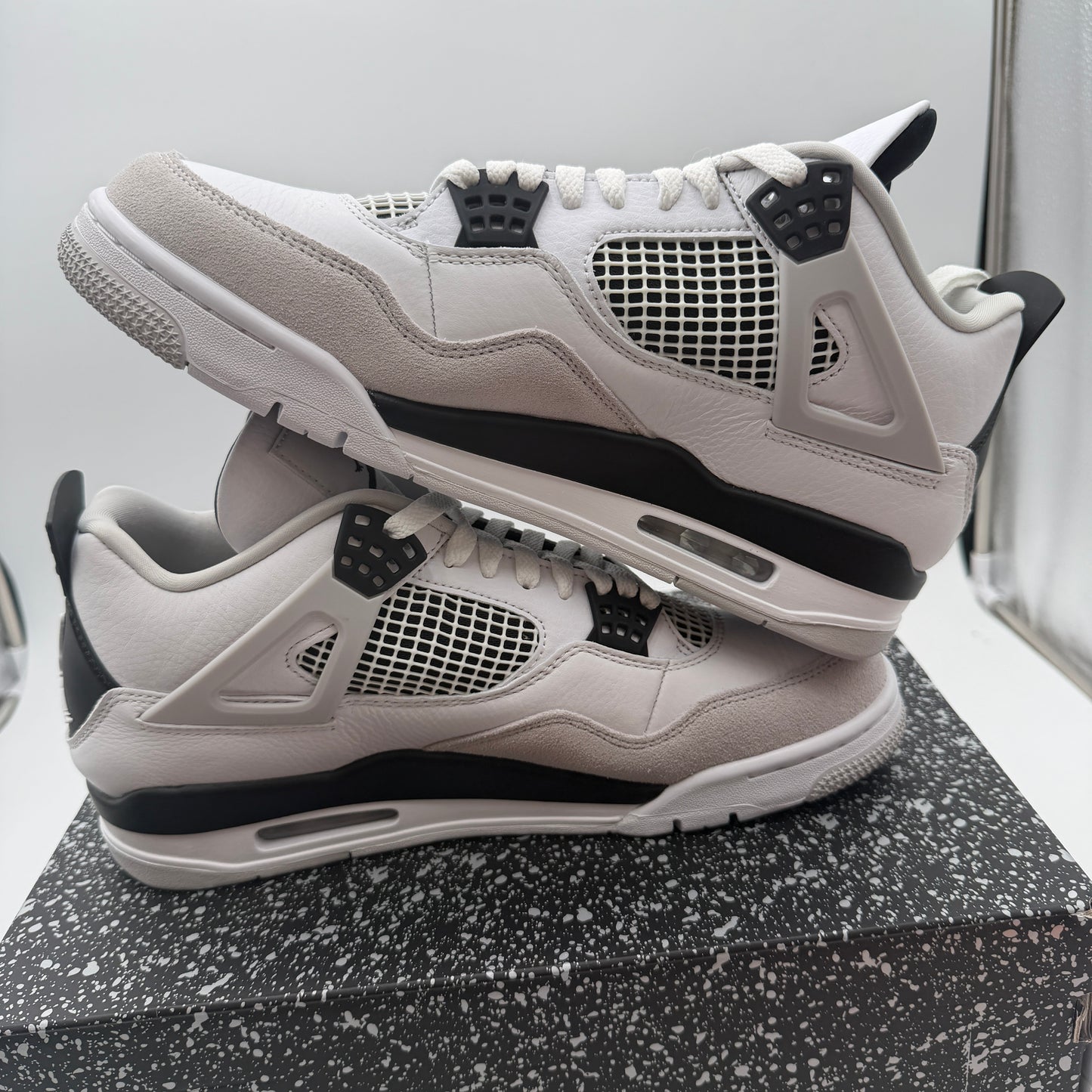 New In Box Jordan Air Jordan 4 Retro White/Black Neutral Grey DH6927-111 10.5