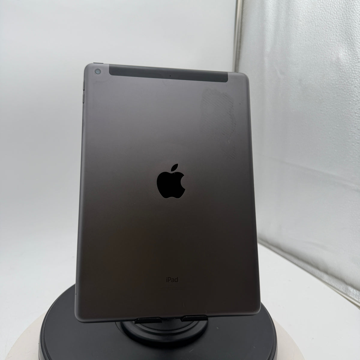 Apple iPad 7th Gen A2200 32GB WiFi + Cellular Unlocked Tablet Space Grey