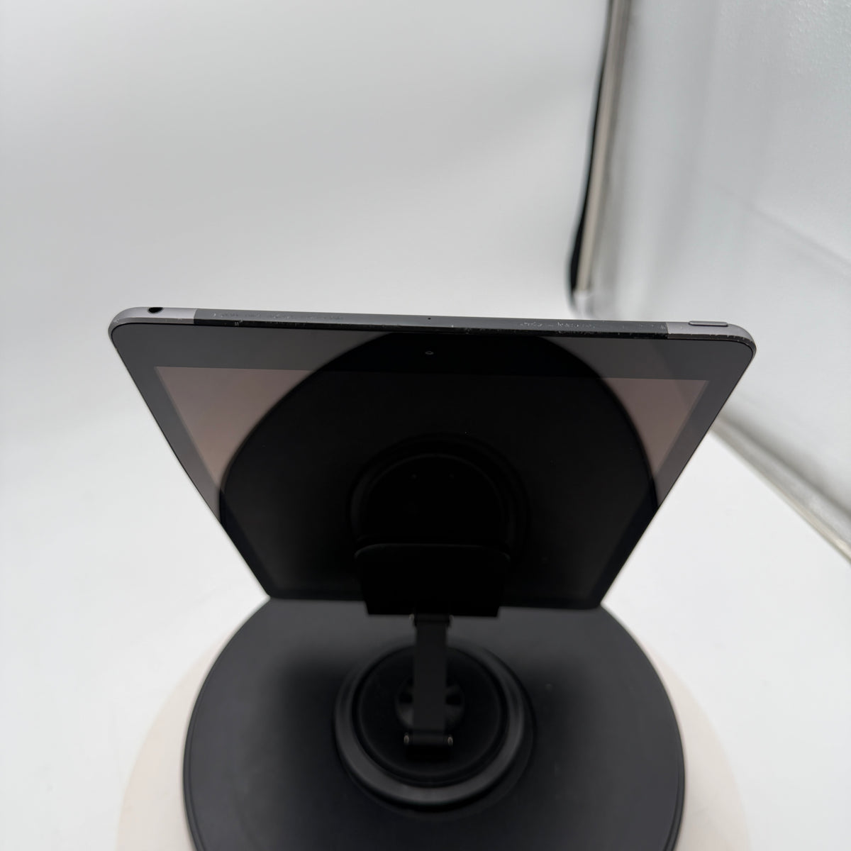 Apple iPad 7th Gen A2200 32GB Wi‑Fi + Cellular Unlocked Tablet Space Grey