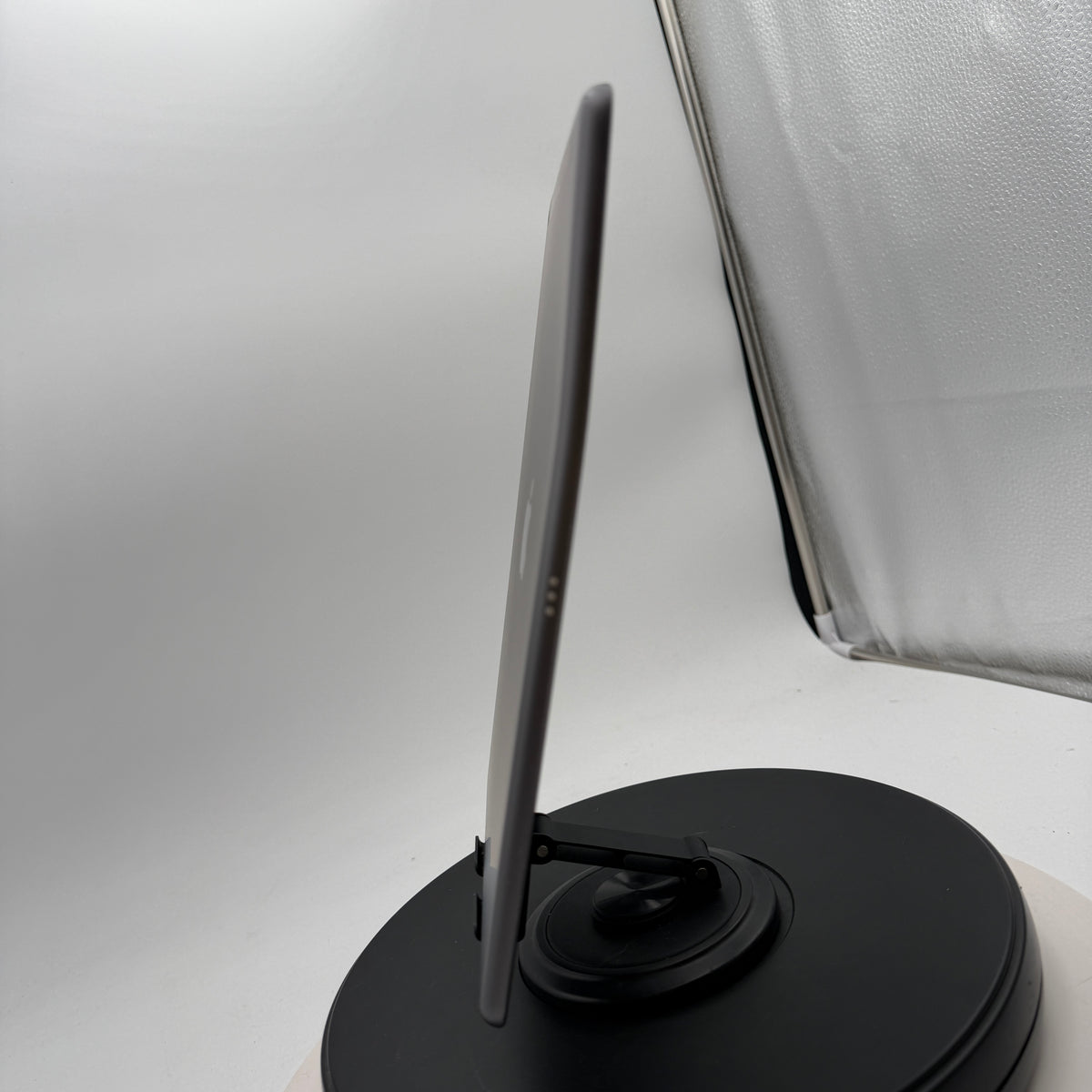Apple iPad 7th Gen A2200 32GB Wi‑Fi + Cellular Unlocked Tablet Space Grey