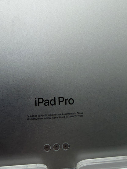Apple iPad Pro 11 inch 4th Gen 256GB Silver WiFi Keyboard Included