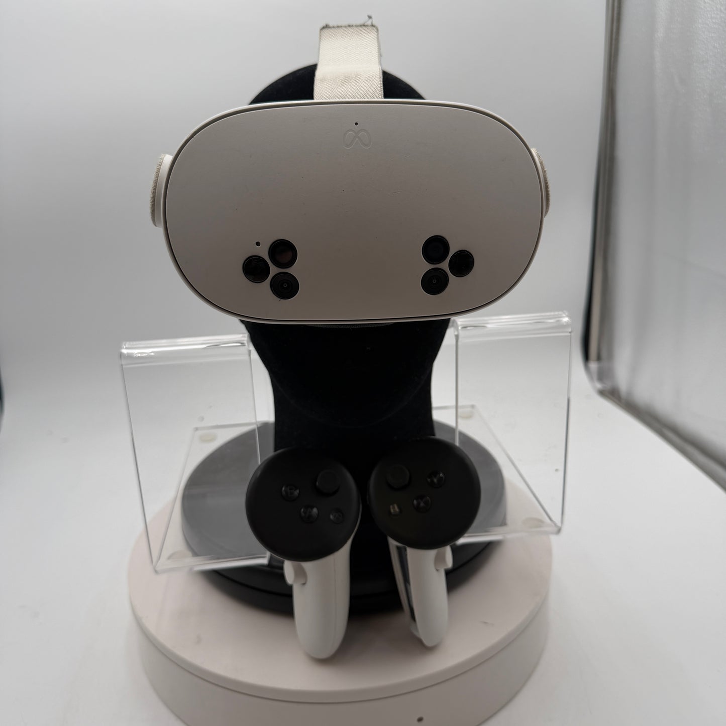 Meta Quest 3s VR Virtual Reality Headset 128GB White with Controllers READ