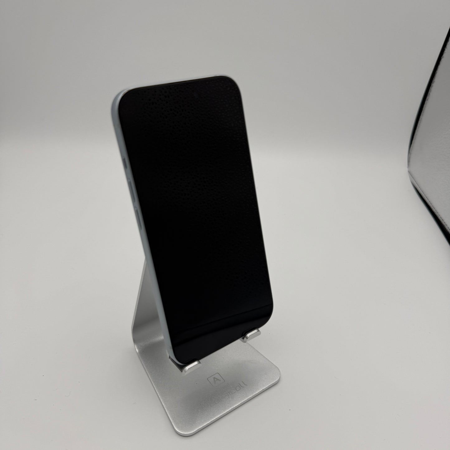 Apple iPhone 15 6.1 Inch 128GB White AT&T READ