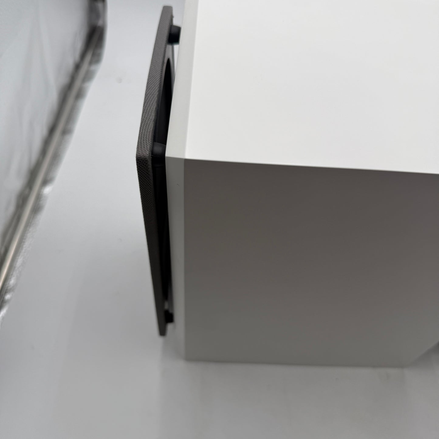 Dynaudio Emit 10 Bookshelf Speakers Pair - White Satin MINTY