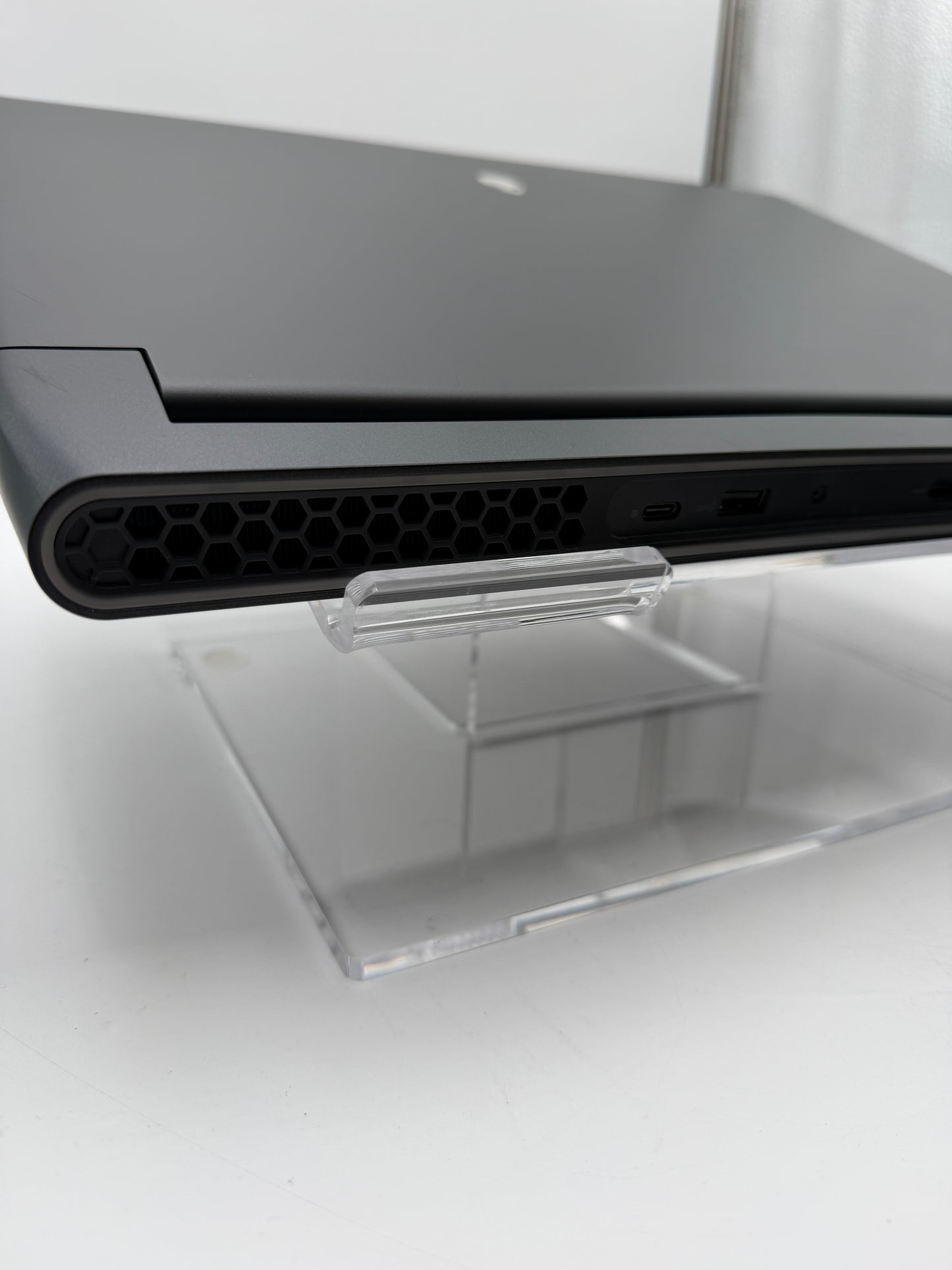 Alienware M17 R5 Gaming Laptop - 17-inch, AMD Ryzen 9, 32GB RAM, 2TB, RX 6850M XT READ