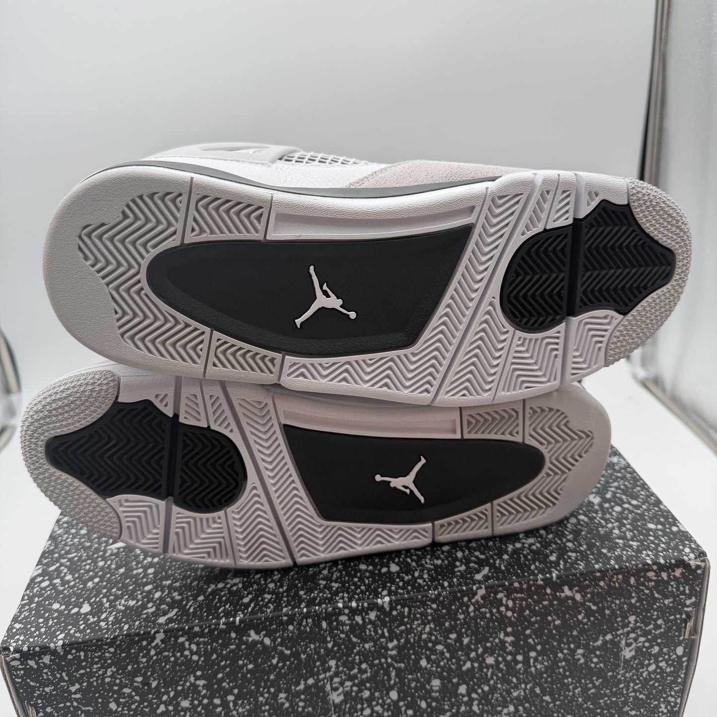 New In Box Jordan Air Jordan 4 Retro White/Black Neutral Grey DH6927-111 10.5