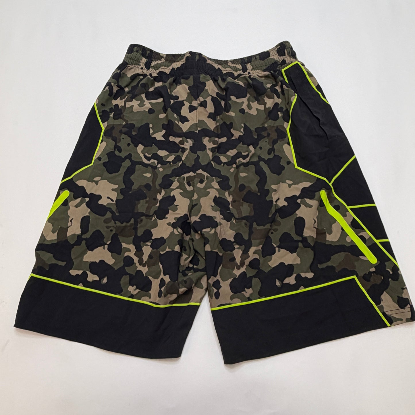 Under Armour Men's Large Camo Athletic Training Shorts READ