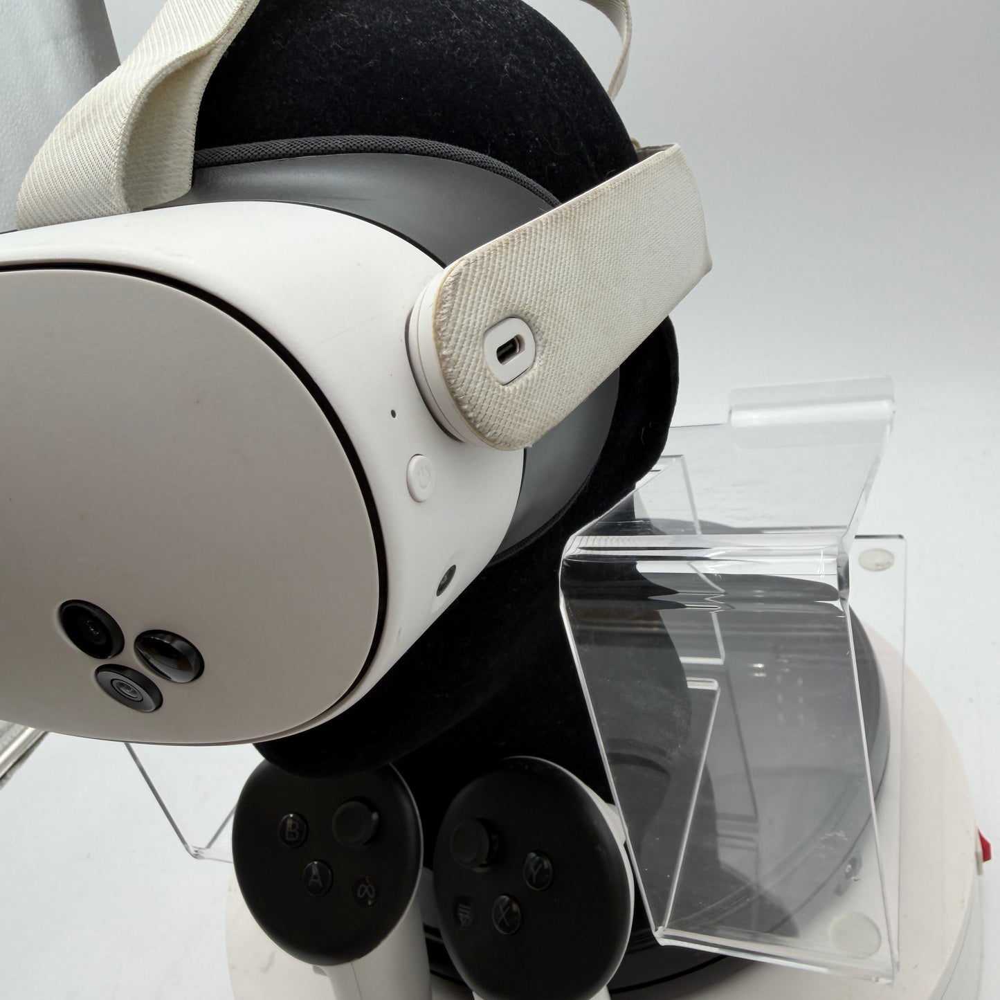 Meta Quest 3s VR Virtual Reality Headset 128GB White with Controllers READ