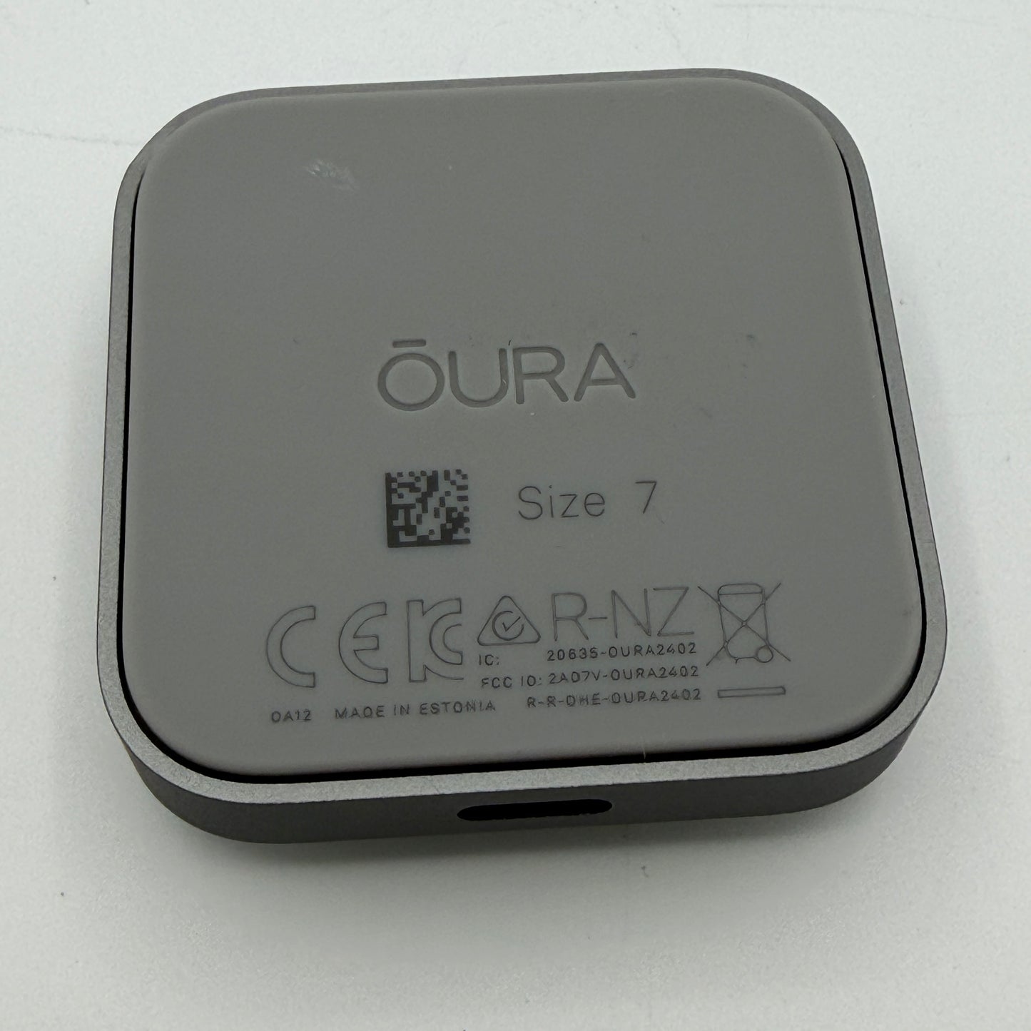 Oura Ring 4 Smart Ring Size 7 Black Silver with Charger and Base
