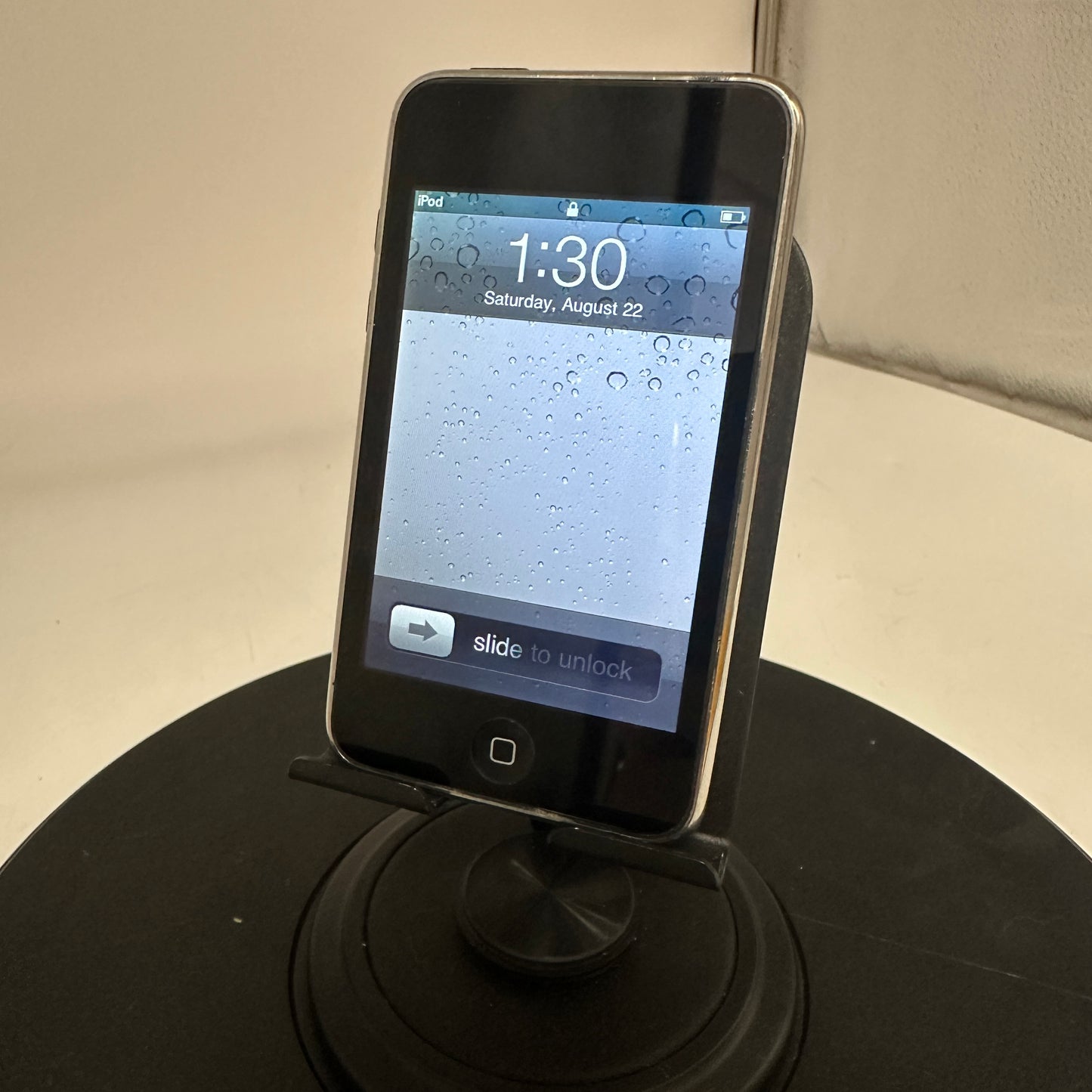 Apple iPod Touch 2nd Gen A1288 8GB Classic MP3 Player