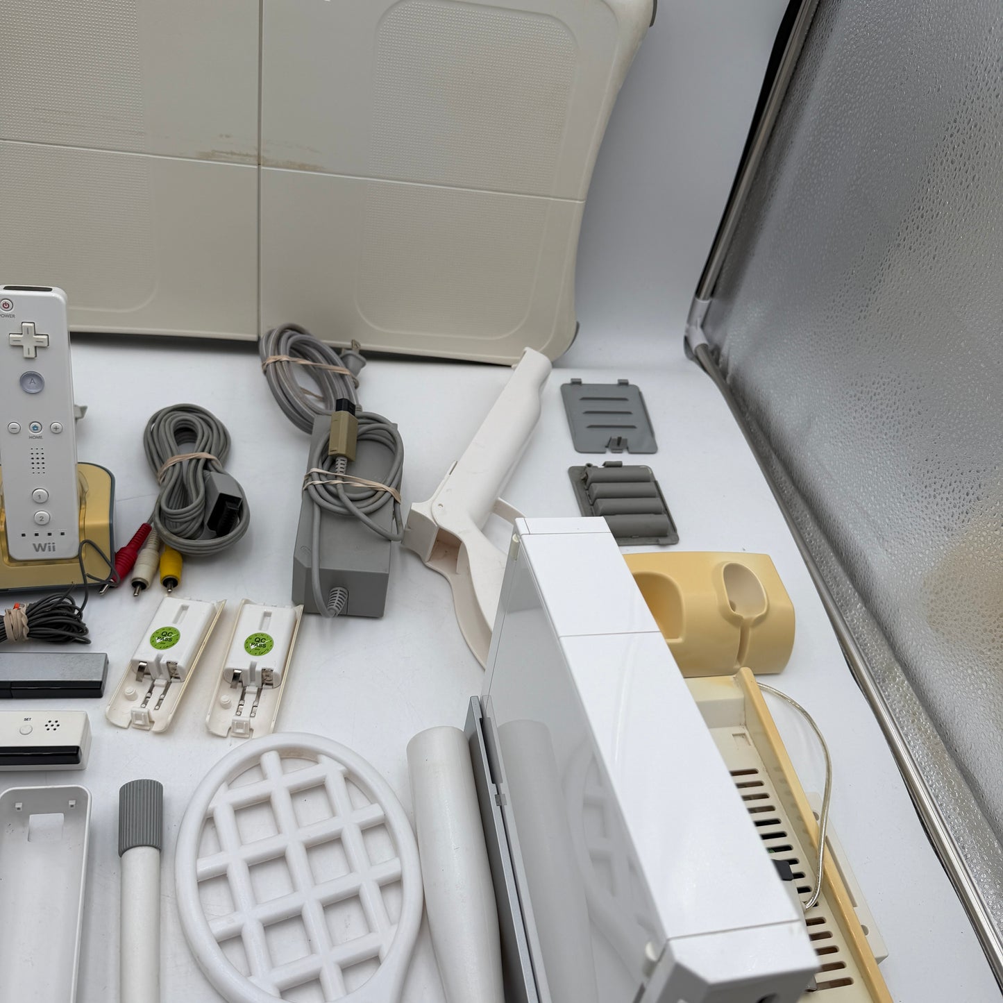 Nintendo Wii RVL-001 with Extras READ