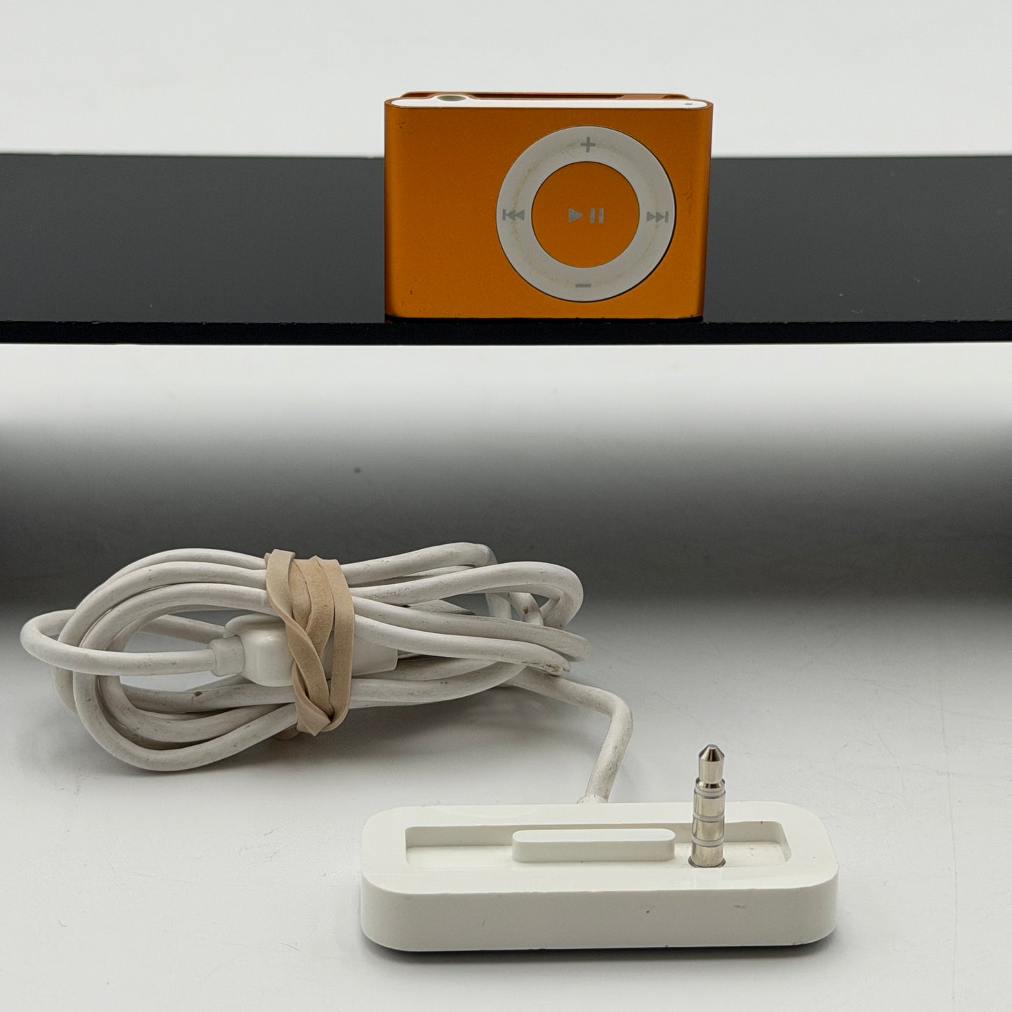 Apple iPod Nano 2nd Gen A1204 2GB Orange with Charging Dock