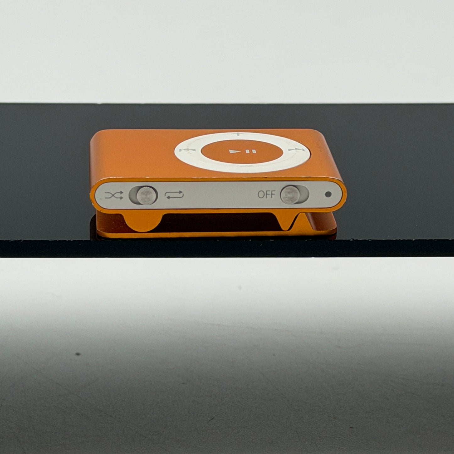 Apple iPod Nano 2nd Gen A1204 2GB Orange with Charging Dock