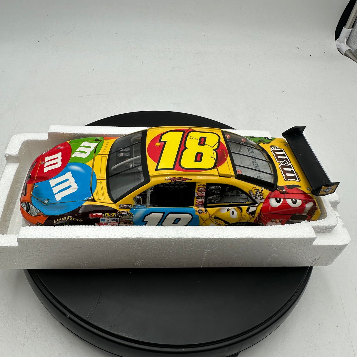 Action Racing 2009 Kyle Busch #18 M&M's Toyota Camry 1:24 Action Platinum Series Diecast