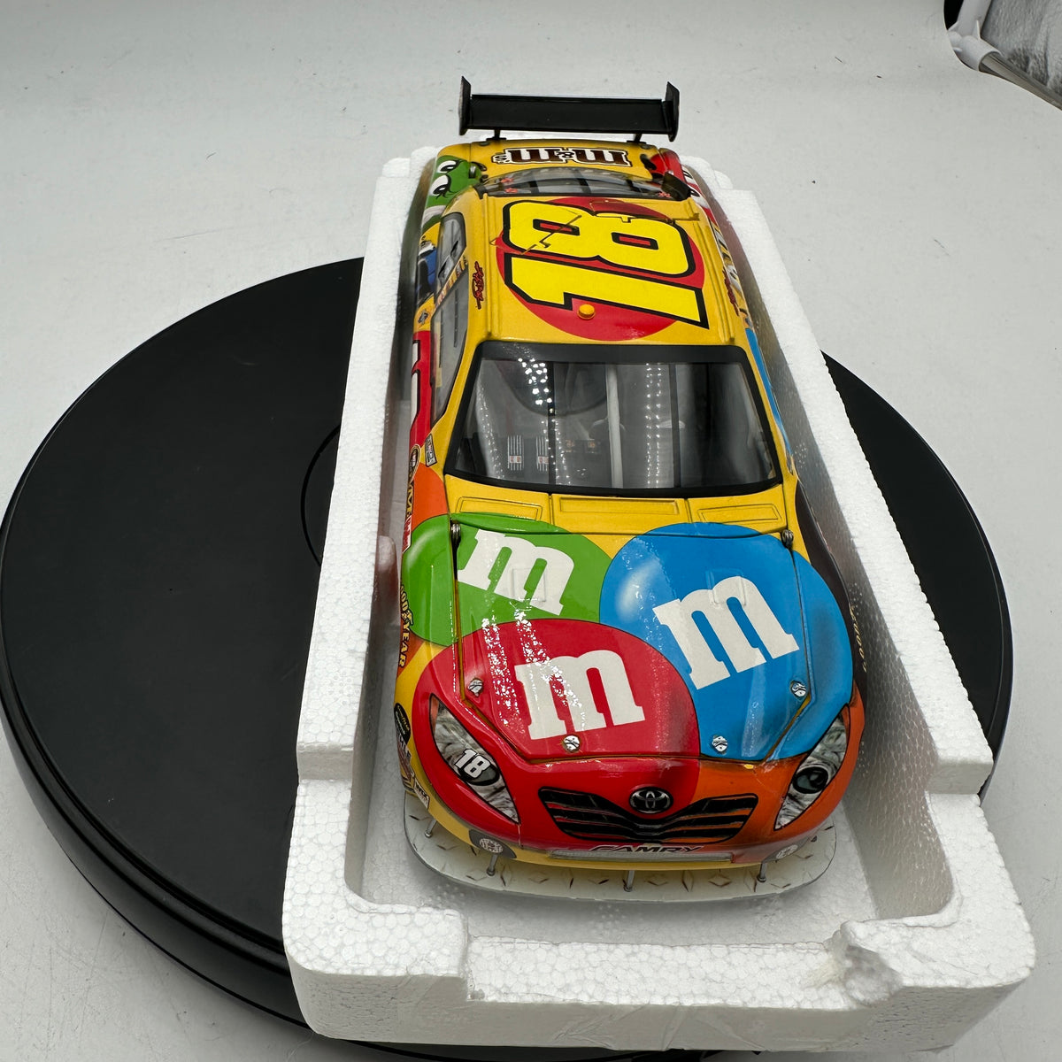 Action Racing 2009 Kyle Busch #18 M&M's Toyota Camry 1:24 Action Platinum Series Diecast