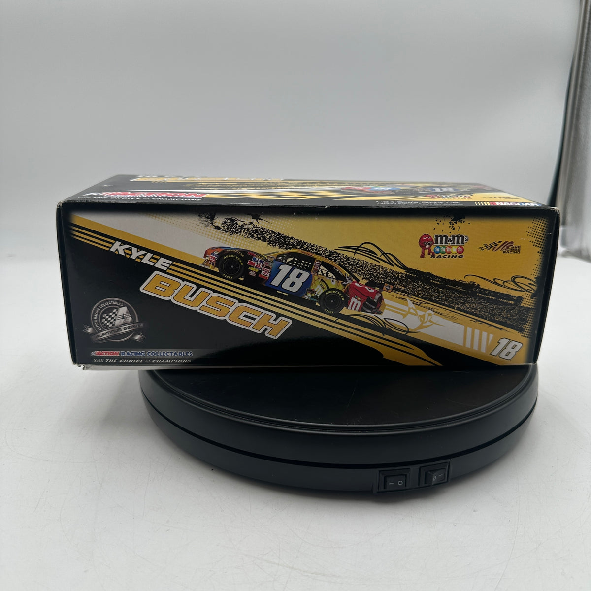 Action Racing 2009 Kyle Busch #18 M&M's Toyota Camry 1:24 Action Platinum Series Diecast