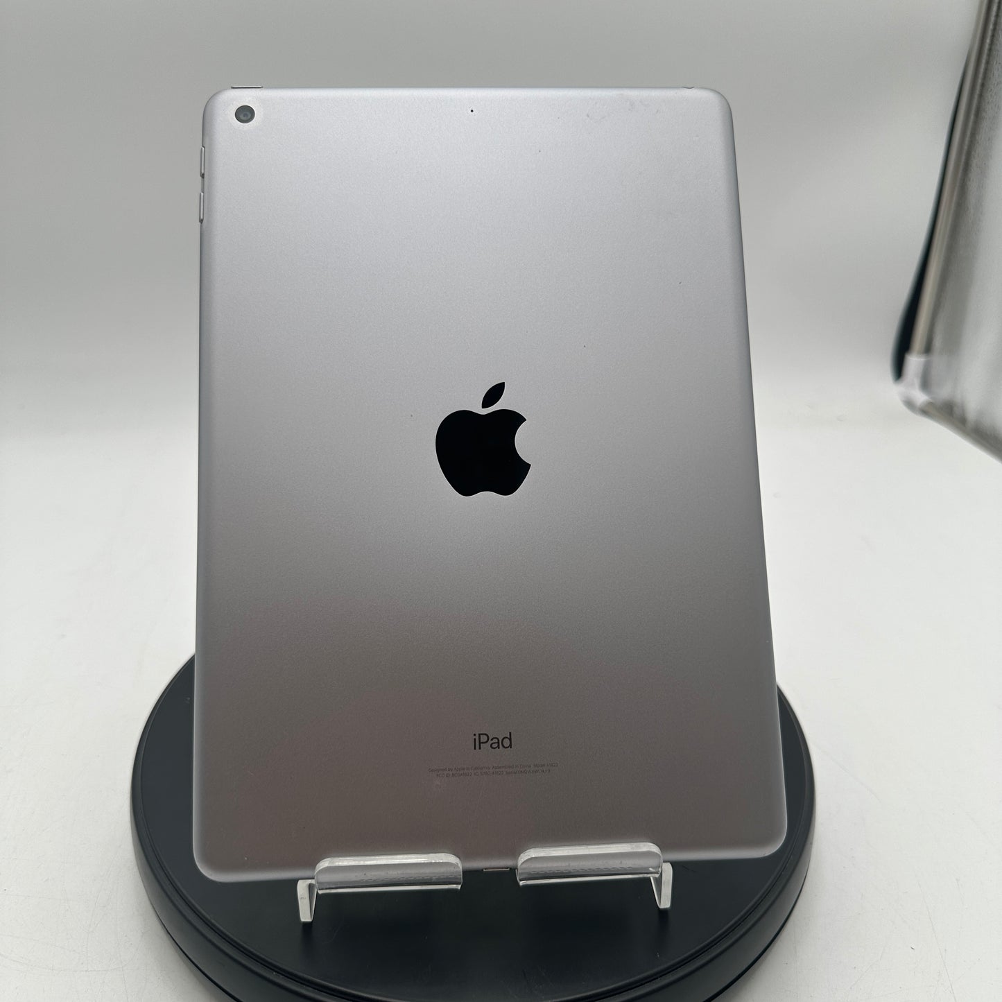 Apple iPad 5th Gen A1822 32GB Wi-Fi