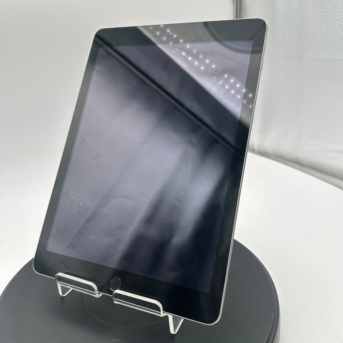 Apple iPad 5th Gen A1822 32GB Wi-Fi