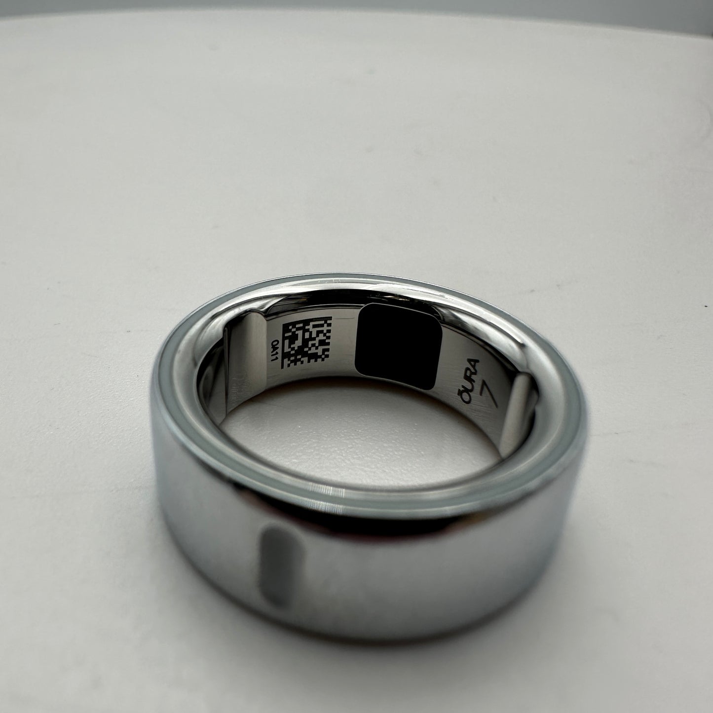 Oura Ring 4 Smart Ring Size 7 Silver with Charger and Base