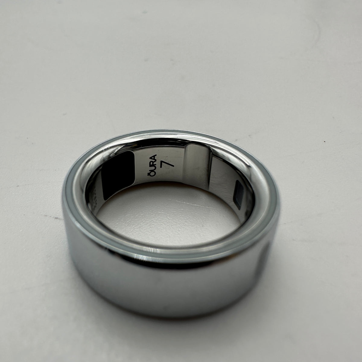 Oura Ring 4 Smart Ring Size 7 Silver with Charger and Base