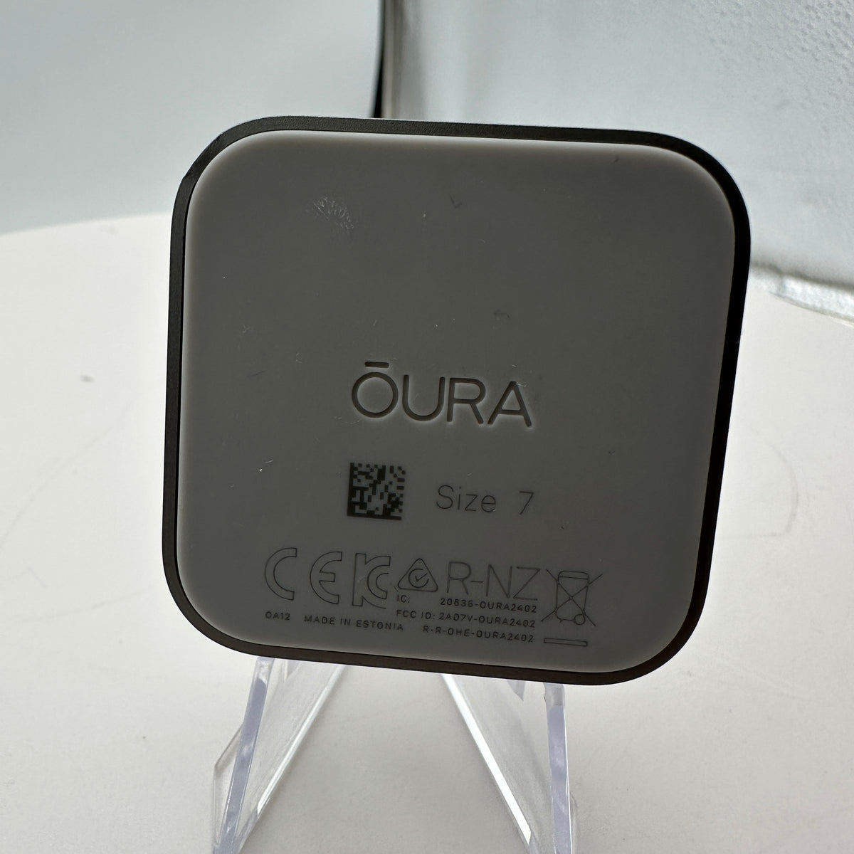 Oura Ring 4 Smart Ring Size 7 Silver with Charger and Base