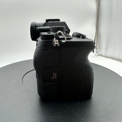 Sony A7R V Digital Camera READ MINTY