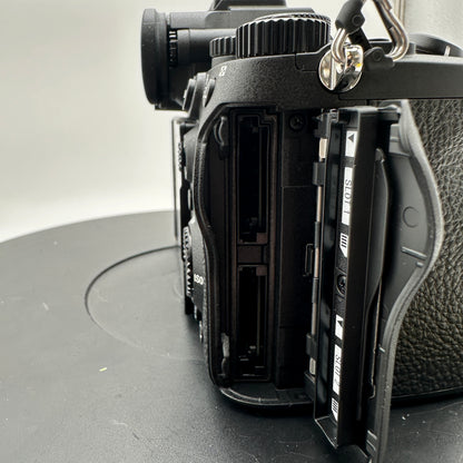 Sony A7R V Digital Camera READ MINTY